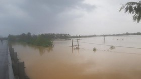 Đường sắt qua Quảng Bình bị ngập sâu trong nước