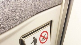 Một hành khách hút thuốc trên máy bay bị cấm bay 12 tháng