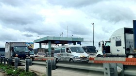 Hàng trăm xe tải, xe container từ TPHCM về miền Tây phải dừng lại trước trạm kiểm dịch Covid-19 (Trạm thu phí Thân Cửu Nghĩa, tỉnh Tiền Giang) gây ùn ứ giao thông, ngày 8-7-2021. Ảnh: NGỌC PHÚC