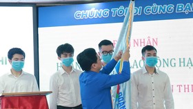 Bí thư thứ nhất Trung ương Đoàn Nguyễn Anh Tuấn thừa lệnh Chủ tịch nước gắn Huân chương lao động hạng Ba lên lá cờ của Tập đoàn Thiên Long
