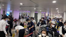 Sân bay Tân Sơn Nhất đông nghẹt hành khách sau Tết Nhâm Dần