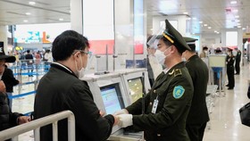 Kiểm soát an ninh tại sân bay Nội Bài