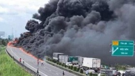 Hiện trường vụ cháy xe tải chở nhớt trên cao tốc TPHCM - Trung Lương ngày 4-5