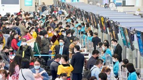 Hành khách tại sân bay Nội Bài cao điểm hè 2022