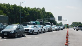 Ùn ứ nhẹ tại cao tốc Nội Bài - Lào Cai thời điểm bắt đầu chỉ thu phí không dừng