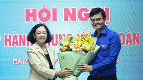 Đồng chí Trương Thị Mai tặng hoa chúc mừng tân Bí thư thứ nhất Trung ương Đoàn Bùi Quang Huy