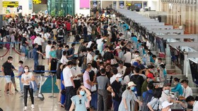 Sân bay Nội Bài đông đúc hành khách trong ngày 31-8