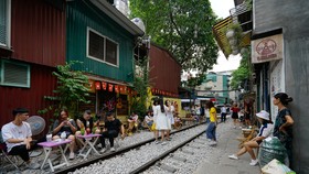 Phố cà phê đường tàu tại Hà Nội