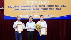Bộ trưởng Bộ GTVT Nguyễn Văn Thể trao giải nhất cho các tác giả được nhận giải nhất