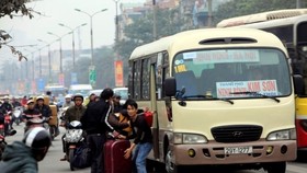 Xe dù, bến cóc đang lộng hành gây ùn tắc giao thông ở nhiều thành phố
