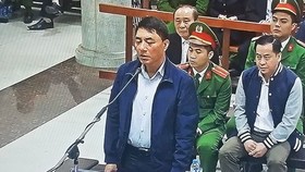 Ông Trần Việt Tân trong phiên xét xử sơ thẩm. Ảnh chụp qua màn hình