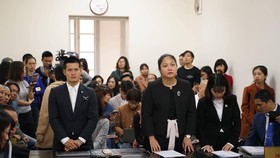 Đạo diễn Nguyễn Việt Tú và đại diện Công ty cổ phần Tuần Châu Hà Nội nghe phần phán quyết của toà về vụ tranh chấp