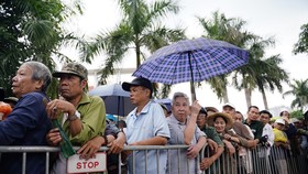Hàng trăm thương binh đội mưa xếp hàng để đăng ký mua vé trận Việt Nam-Thái Lan