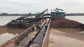Bắt giữ 8 phương tiện khai thác cát trái phép trên sông Hồng