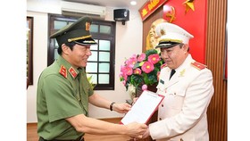 Thứ trưởng Lương Tam Quang trao quyết định bổ nhiệm cho Thiếu tướng Đặng Ngọc Tuyến. Ảnh: BCA