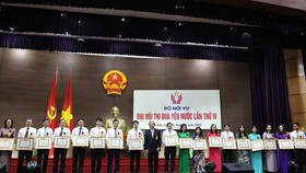 Bộ trưởng Lê Vĩnh Tân tặng bằng khen cho các tập thể, cá nhân có thành tích trong phong trào thi đua yêu nước. Ảnh: THANH TUẤN