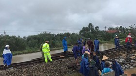 Cục Cảnh sát giao thông cùng người dân khắc phục sự cố đường sắt do mưa bão ở miền Trung