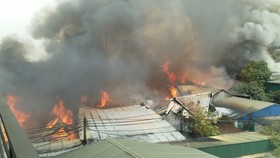 Cháy 10 xưởng gỗ tại huyện Thạch Thất, Hà Nội