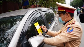 Hà Nội: Tài xế bất ngờ khi bị CSGT dán thông báo phạt nguội lên ôtô