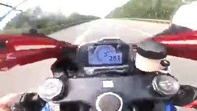 Truy tìm tài xế xe máy chạy gần 300km/h trên đại lộ Thăng Long