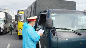 Xe vận tải “luồng xanh” chủ động khai báo y tế từ 22 giờ hôm nay tại 25 tỉnh, thành phố phía Nam
