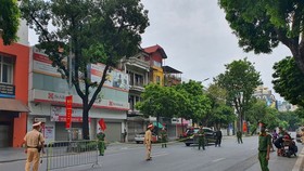 Lực lượng chức năng trực chốt trên phố Bà Triệu, quận Hoàn Kiếm