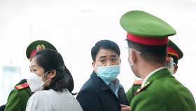 Ông Nguyễn Đức Chung được dẫn giải tới tòa