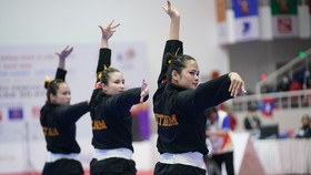 Bài biểu diễn của các cô gái Pencak Silat xinh đẹp của Việt Nam. Ảnh: ĐỖ TRUNG