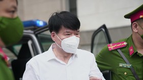 Sáng nay 12-5, cựu Thứ trưởng Bộ Y tế Trương Quốc Cường và đồng phạm hầu tòa