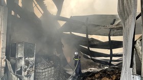 Dập tắt đám cháy lớn tại công ty kinh doanh vật liệu xây dựng