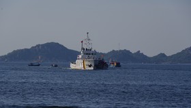 Lai kéo tàu cá bị chết máy từ đảo Nam Yết vào bờ an toàn