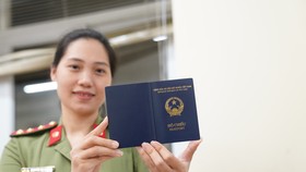 Hộ chiếu mẫu mới của Việt Nam. Ảnh: ĐỖ TRUNG