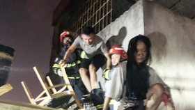 Hà Nội: Cảnh sát giải cứu nhiều người trong ngôi nhà 6 tầng bốc cháy