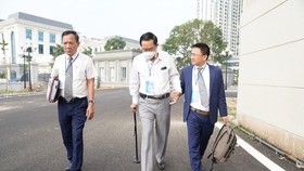 Cựu Thứ trưởng Bộ Y tế Cao Minh Quang được luật sư dìu tới tòa