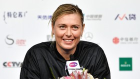 Maria Sharapova tươi cười sau khi báo thù Anastasija Sevastova