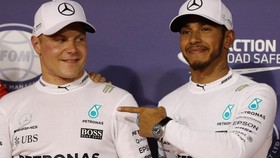 Hamilton (phải) sẵn sàng hỗ trợ đồng đội của mình