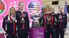 Coco Vandeweghe (thứ 2 từ trái sang) trong đội hình tuyển Mỹ vô địch Fed Cup 2017