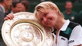 Jana Novotna với chiếc cúp vô địch Wimbledon 1998