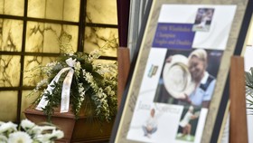 Hoa và hình ảnh tưởng niệm trong lễ tang của Novotna