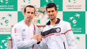 Stepanek (trái) và Djokovic, từ địch thủ trở thành thầy - trò