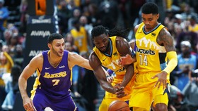LA Lakers (trái) thua Nuggets vì không thể ghi điểm trong 4 phút cuối