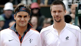 Soderling (phải) và Federer ở chung kết Roland Garros 2009