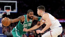Kyrie Irving (trái) trong trận Celtics thua Knicks