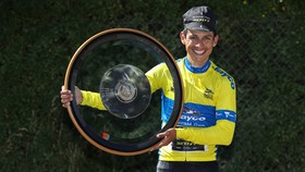 Esteban Chaves và chiếc cúp vô địch Herald Sun Tour
