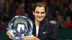 Thắng danh hiệu thứ 97, Federer chào đón ngôi "Nhà vua"