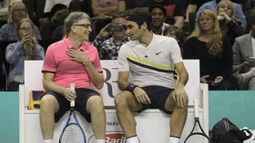 Roger Federer (phải) và Tỷ phú Bill Gates ở sự kiện từ thiện "Trận đấu vì châu Phi"