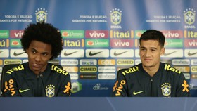 Willian (trái) và Coutinho trong buổi họp báo trước trận Nga - Brazil