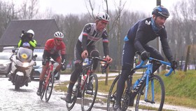Các tay đua thi đấu ở Ám ảnh với đường đua Dwars door Vlaanderen trong điều kiện khủng khiếp