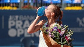 Petra Kvitova hôn chiếc cúp vô địch Praha Open 2018