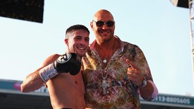 Tyson Fury (phải) trong một sự kiện trước công chúng gần đây